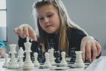 szachy znacznie poprawiają pamięć wzrokową dzieci, zdolność koncentracji uwagi i zdolność rozumowania przestrzennego