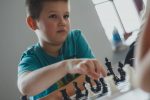 podczas gry w szachy ważne jest planowanie, które staje się częścią osobowości i sprawia, że ​​człowiek zawsze przestrzega tych zasad.